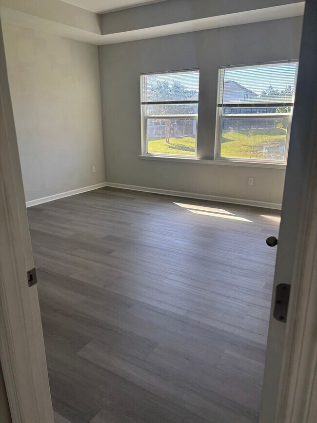 Building Photo - 4 Bedroom 3 Full Bath House in Convenient Location