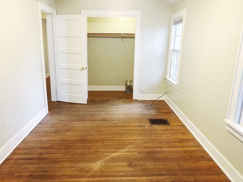 Building Photo - 323 S Eagleson Ave