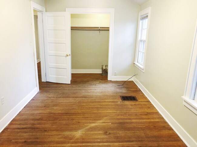 Building Photo - 323 S Eagleson Ave