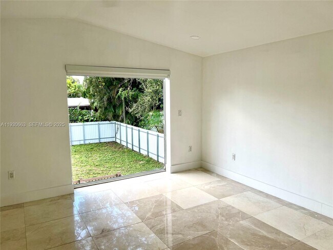 Building Photo - 2536 Flamingo Ln