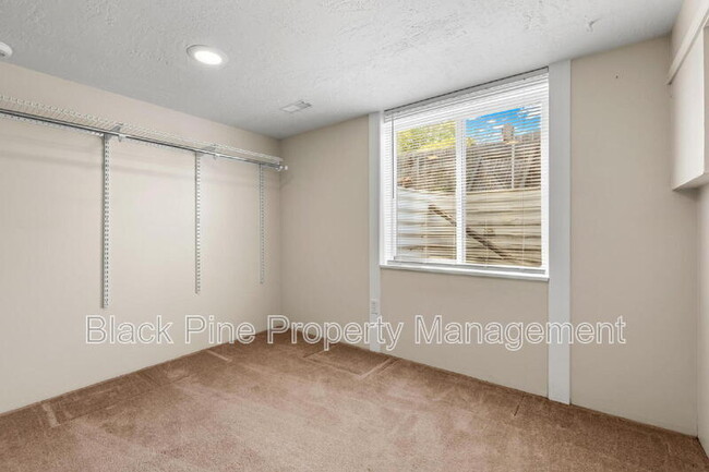 Building Photo - 221 W Elm St