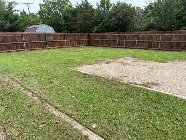 Building Photo - TEXAS SIZED WHITESBORO HOME FOR LEASE! 4 BEDROOMS-LOTS OF SPACE! HURRY!