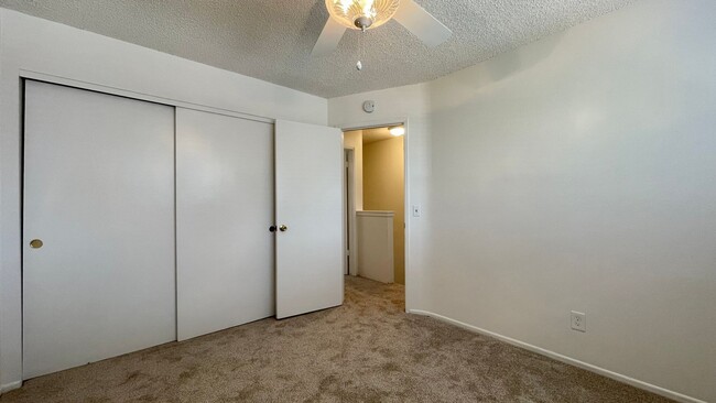 Building Photo - 2 Bedroom Townhouse across from Harloe Ele...