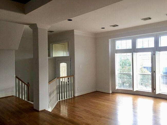 Building Photo - Discounted Deposit! Stylish 3-Bedroom Town...