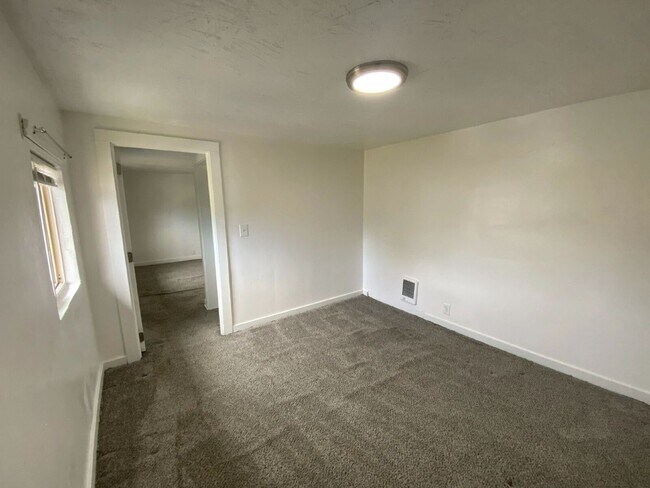 Building Photo - 452 Alder St