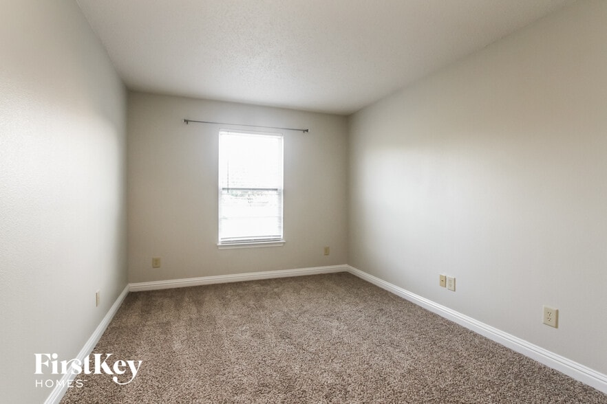 Building Photo - 529 Streamside Dr