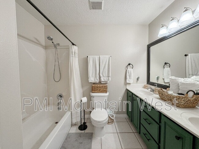 Building Photo - 446 E Parkside Cir