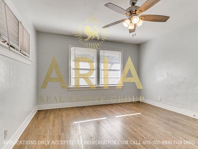 Building Photo - COMING SOON! 2 Bed/2 Bath Duplex Super Clo...