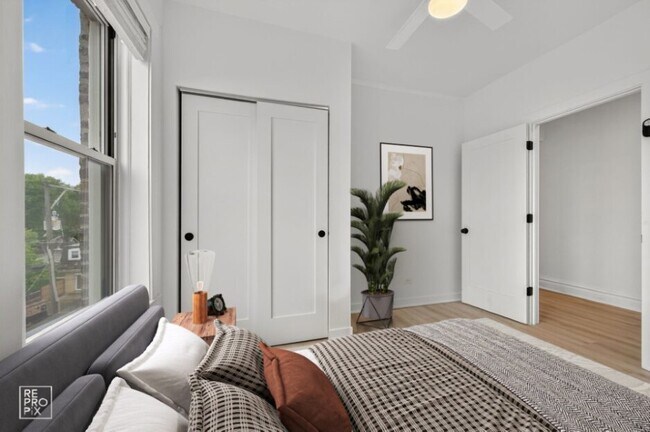 Building Photo - 2147 W Lunt Ave