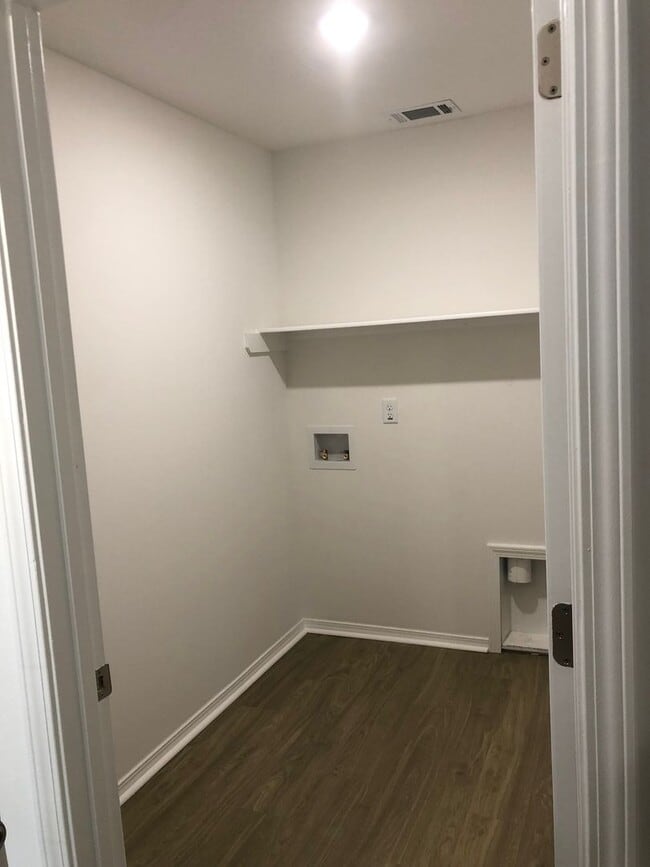 Building Photo - Rare 4 Bedroom For Rent