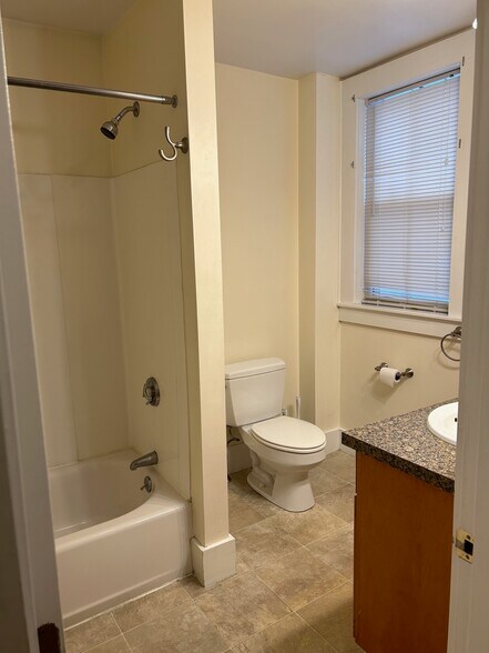 Building Photo - 4 Riggs St