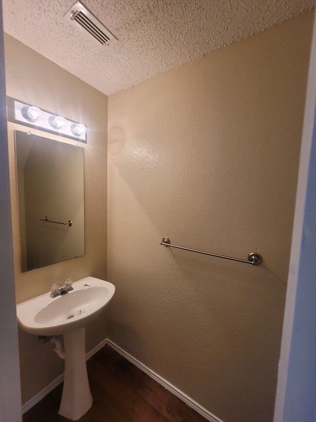 Building Photo - Stunning 4/2.5 home in Fort Worth