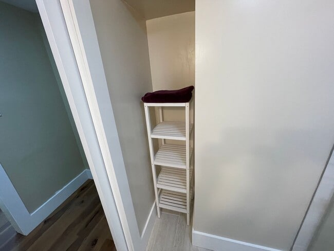 Building Photo - 2 bd, 1 ba house just east of downtown, co...