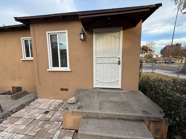 Building Photo - Charming 2 bedroom 1 bath, Monrovia