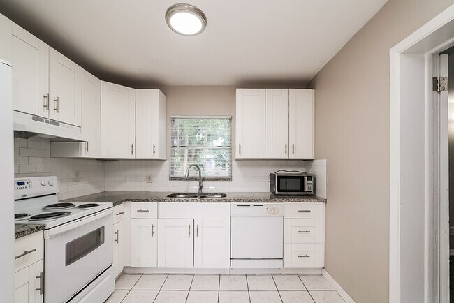 Building Photo - Welcoming 3-Bedroom Home in St. Petersburg, FL