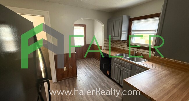 Building Photo - Charming 2-Bedroom Home