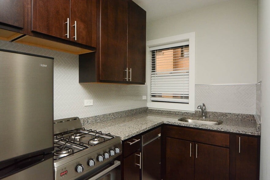 Building Photo - 533 W Belden Ave