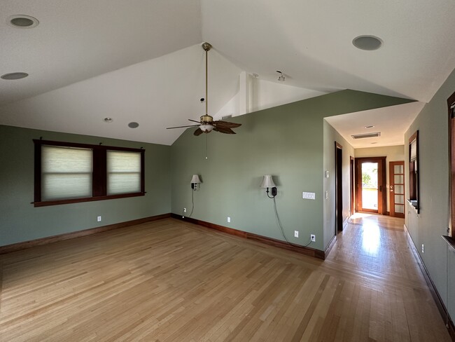 Master Bedroom - 5007 Raymond Pl