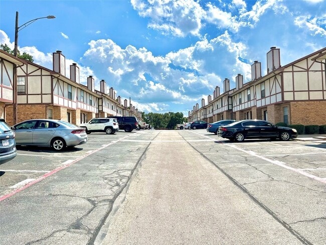Building Photo - 1231 Dallas Dr
