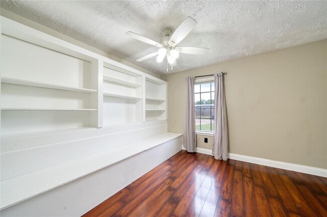 Building Photo - 1323 Oakengates Dr