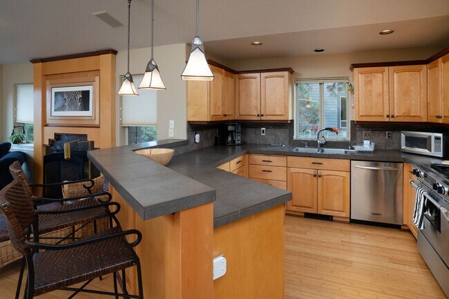 Building Photo - River's Edge Golf Course, Upscale Unit on ...
