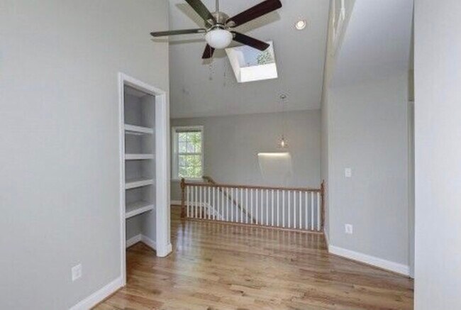 Loft - 5108 Bass Pl SE