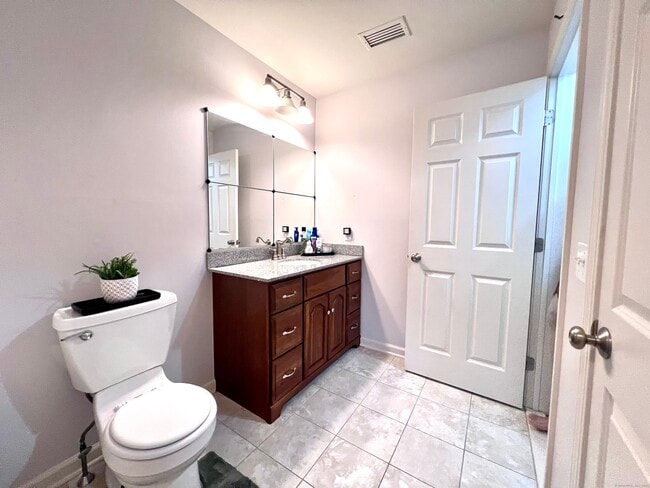 Building Photo - 4 Cobblestone Ct