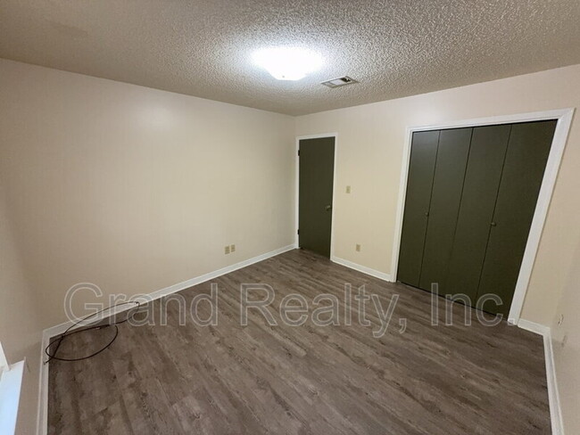 Building Photo - 2881 E Johnson Ave