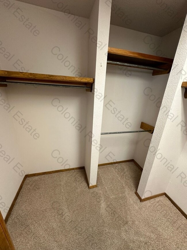 Building Photo - Spacious and nicely located on a cul-de-sac street 3 bedroom 2 bathroom home for rent.