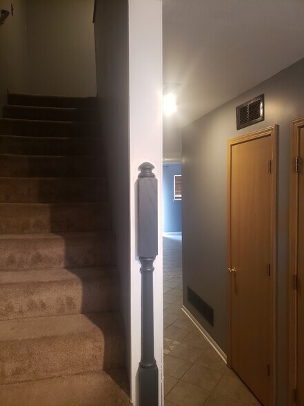 Foyer - 7603 E 95th Ter
