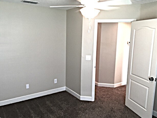 Building Photo - 908 Athlone Ln