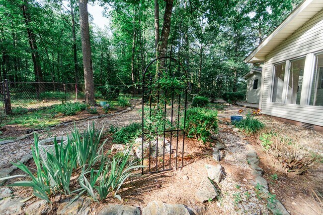 Building Photo - Up to a 2 year lease at this Beautiful 3 bed, 2 bath!!!!