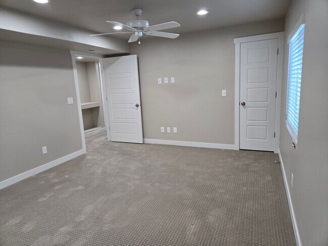 Building Photo - 2422 N Penstemon Wy