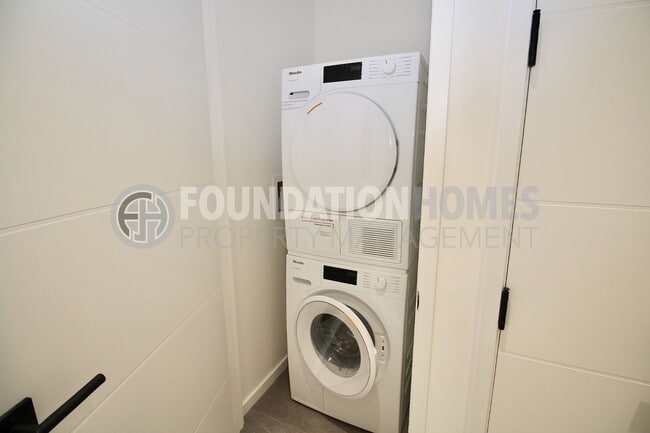 Building Photo - Luxury ADU near Cascade Falls - New Constr...
