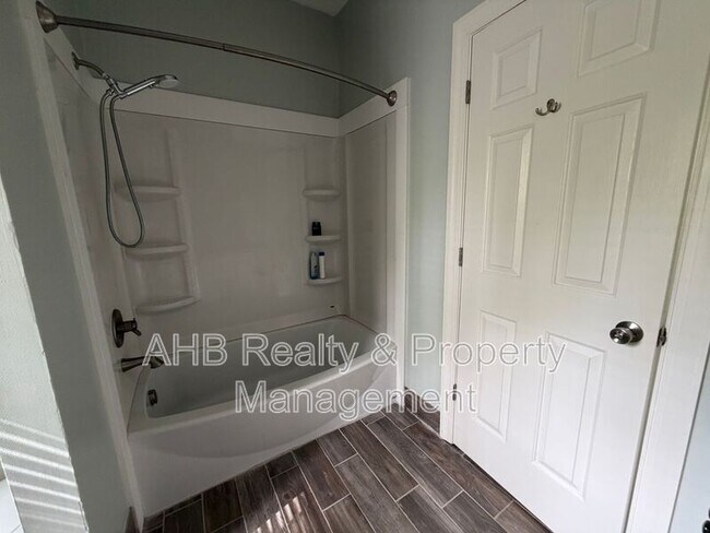 Building Photo - 713 Trail's End Dr