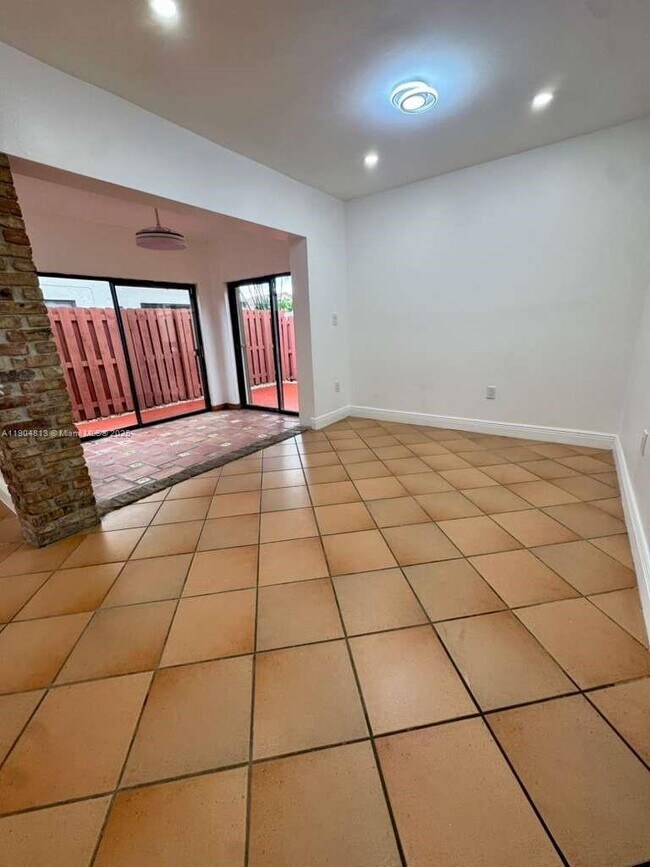 Building Photo - 440 SW 88th Ct