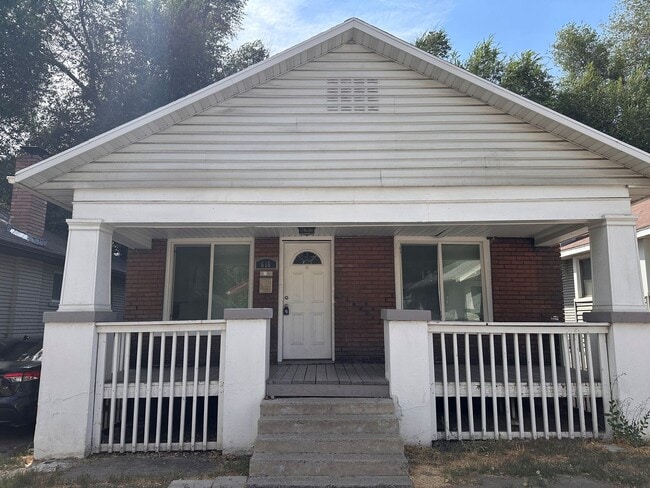 Building Photo - 3 Bedroom Home Across From Trolley Square