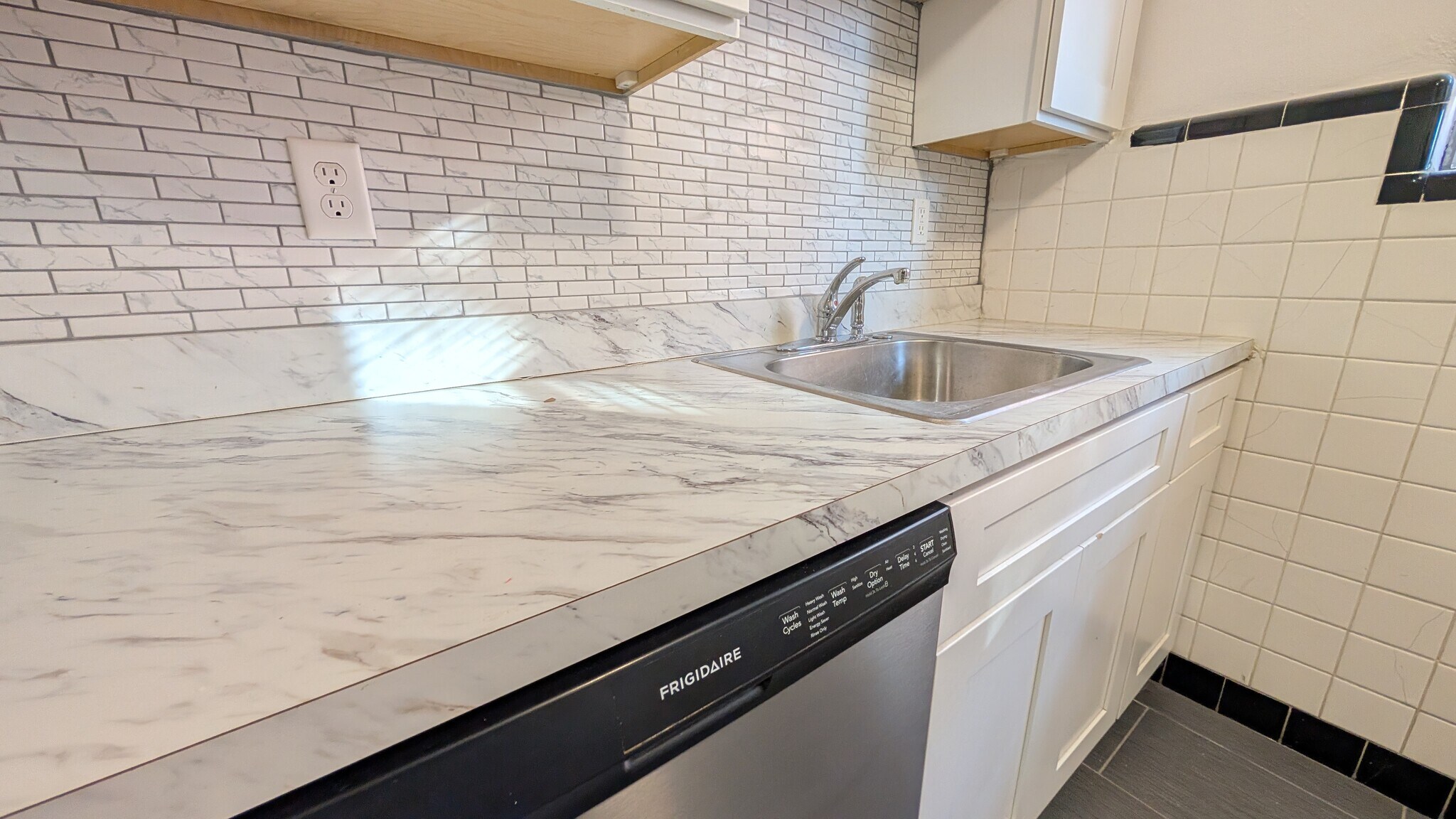 Building Photo - 5825 Sunshine Dr