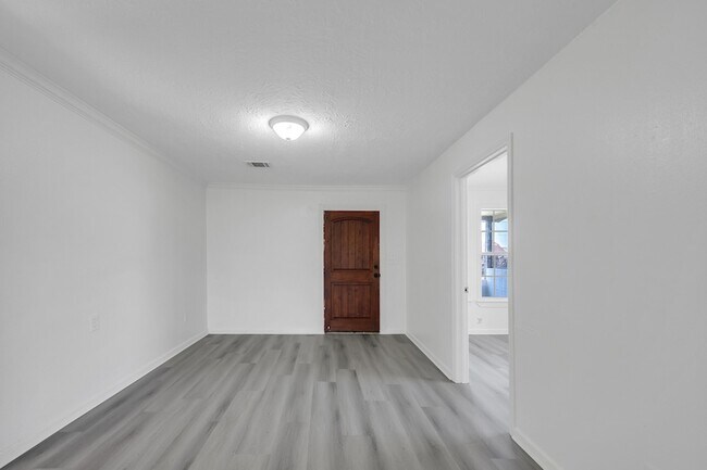 Building Photo - 214 N Hagerman St