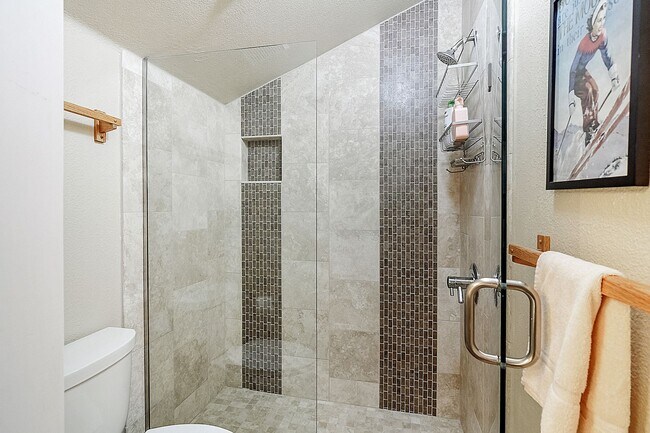 Building Photo - Updated 3bed/3bath! 1 car garage! Heat inc...