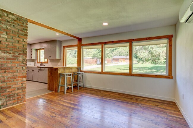 Building Photo - 3 Bed 2 Bath on West Beach