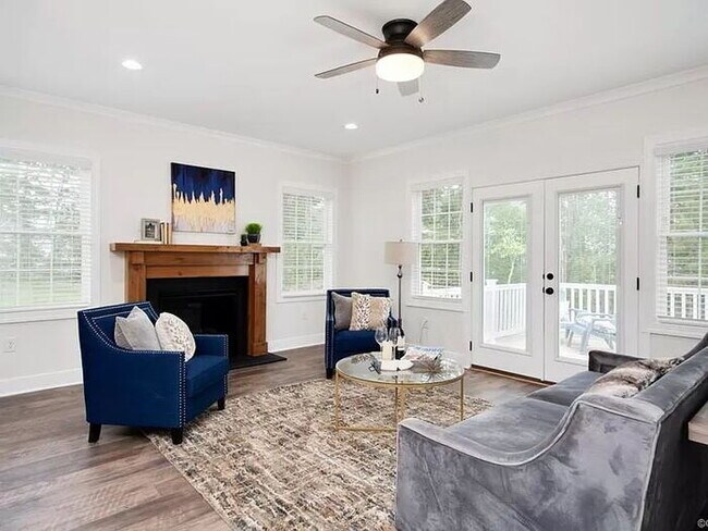 Building Photo - 2206 Adelay Dr