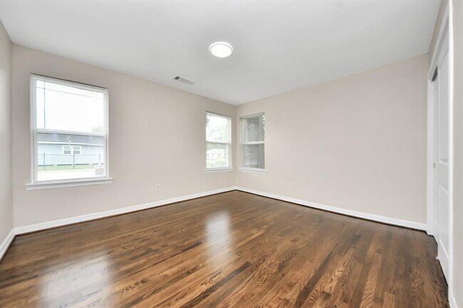 Building Photo - 608 Thomas Ave