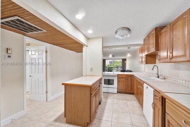 Building Photo - 4 Royal Palm Way