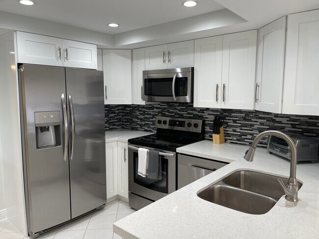 Building Photo - 1660 12 Oaks Way