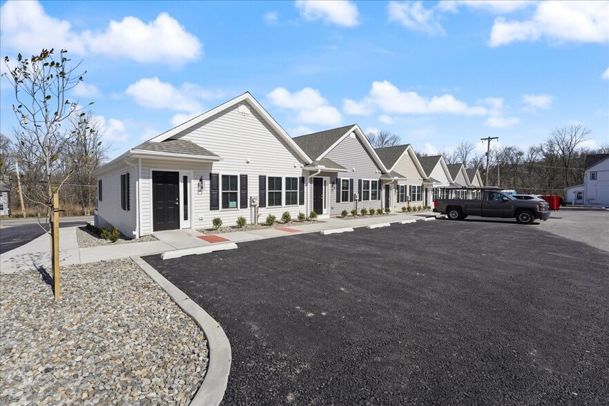 Building Photo - 552 Creek Rd