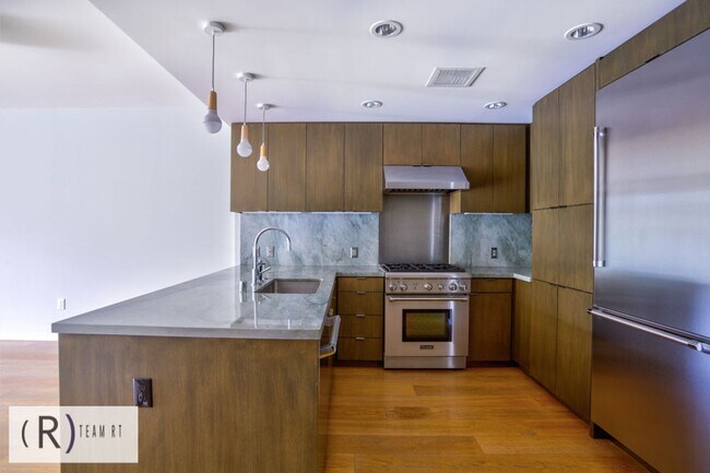 Building Photo - Oceanview Luxurious Chic Condo for High Quality Lifestyle