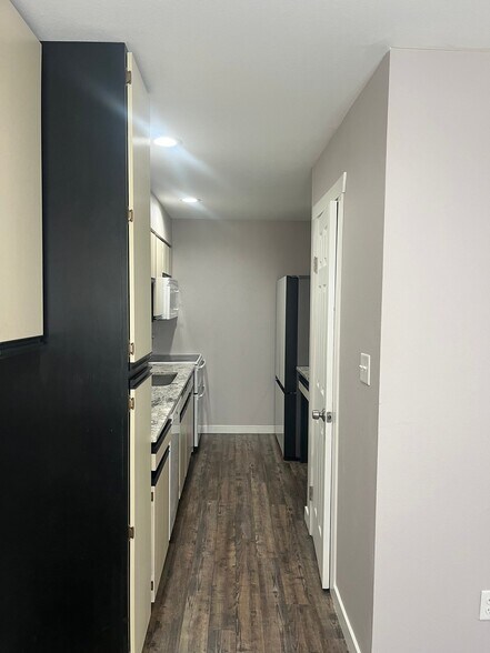 Building Photo - 2600 Parklake Ct