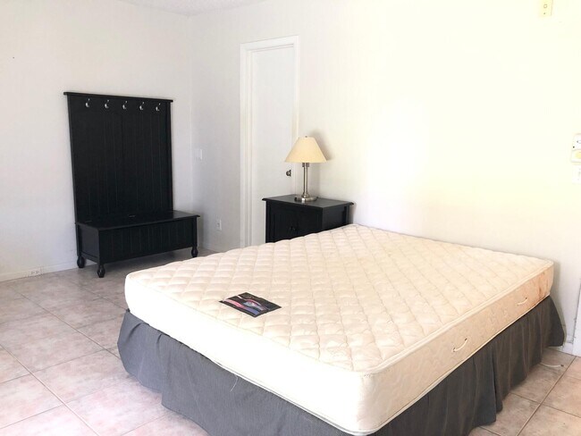 Building Photo - 32 Ventnor Dr