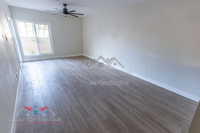 Building Photo - 712 W 14th St